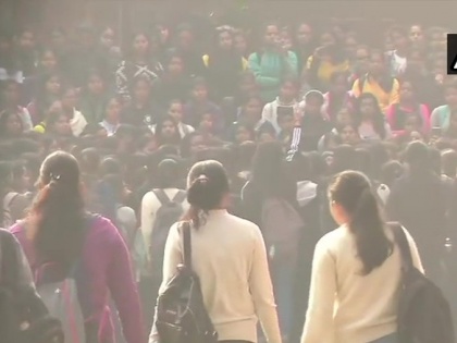 National Commission for Women (NCW) takes cognizance of alleged sexual assault on students of Delhi's Gargi College for women. A team of NCW will visit the college today. | दिल्ली: गार्गी कॉलेज में शराबियों ने लड़कियों के सामने किया मास्टरबैट, महिला आयोग आज करेगी कॉलेज का दौरा, जानें पूरा मामला
