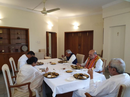 Odisha CM Naveen Patnaik hosted a lunch for Union Home Minister Amit Shah CM Mamata Banerjee other | एक-दूसरे के कटु आलोचक अमित शाह और ममता बनर्जी जब खाने की टेबल पर आमने-सामने बैठे