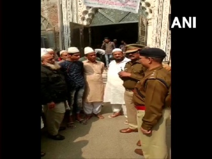 Police officers meet clerics of different mosques of Kardam Puri and Kabir Nagar areas of #NortheastDelhi | दिल्ली हिंसाः मस्जिदों के इमामों से मिल रही है पुलिस, NSA डोभाल ने कहा था- मैं आपको वचन देता हूं...