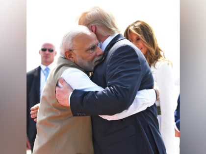 America loves India, will always be faithful and loyal friend: US President Donald Trump | मोदी जी सौदेबाजी में बहुत सख्त हैं, डोनाल्ड ट्रंप बोले- कठिन परिश्रम, समर्पण से भारतीय कुछ भी हासिल कर सकते हैं