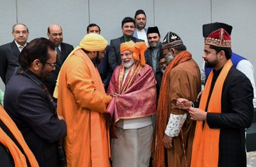 Prime Minister Narendra Modi today handed over a 'Chadar' that would be offered at the Ajmer Sharif Dargah | प्रधानमंत्री नरेंद्र मोदी ने अजमेर शरीफ दरगाह में चादरपोशी के लिए एक चादर सौंपी, मुख्तार अब्बास नकवी लेकर जाएंगे