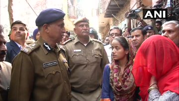 Special CP, Law and Order, SN Shrivastava interacts with locals in violence-affected Khajoori Khaas in North East Delhi | दिल्ली हिंसाः NSA अजित डोभाल के बाद खजूरी खास पहुंचे एसएन श्रीवास्तव, कहा- हम आपके साथ हैं, कल्याण के लिए काम करेंगे
