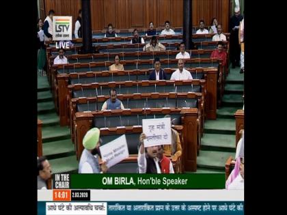 Delhi violence Congress MP's show placards & raise slogans in Lok Sabha demanding resignation of Home Minister Amit Shah | दिल्ली हिंसाः संसद में कांग्रेस और भाजपा सदस्यों में धक्का-मुक्की, ‘गृह मंत्री इस्तीफा दो’, ‘सेव इंडिया’, अमित शाह इस्तीफा दो’ Delhi violence Congress MP's show placards & raise slogans in Lok Sabha demanding resignation of Home Minister Amit Shah | दिल्ली हिंसाः संसद में कांग्रेस और भाजपा सदस्यों में धक्का-मुक्की, ‘गृह मंत्री इस्तीफा दो’, ‘सेव इंडिया’, अमित शाह इस्तीफा दो’