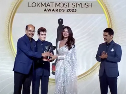 Esha Gupta grabs the Title of Most Stylish Glamorous Diva at Lokmat Most Stylish Awards 2023 | Lokmat Most Stylish Awards 2023: ईशा गुप्ता ने मारी बाजी, मोस्ट स्टाइलिश ग्लैमरस दिवा का खिताब जीता