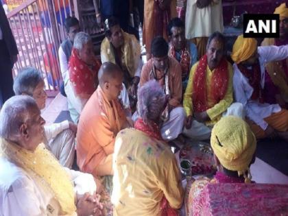 UP CM will celebrate Holi in Barsana visited Radharani, Laddu arrived on the day of Holi Leela | Barsana News: सीएम योगी पहुंचे बरसाना, किए राधारानी के दर्शन, लड्डू होली लीला देख भाव-विभोर हुए UP CM will celebrate Holi in Barsana visited Radharani, Laddu arrived on the day of Holi Leela | Barsana News: सीएम योगी पहुंचे बरसाना, किए राधारानी के दर्शन, लड्डू होली लीला देख भाव-विभोर हुए