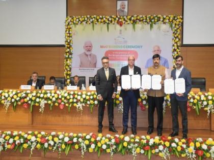 Essar signs MoUs to invest ₹55,000 crore in Gujarat | एस्सार ने गुजरात में ₹55,000 करोड़ के निवेश के लिए समझौता ज्ञापन पर हस्ताक्षर किए