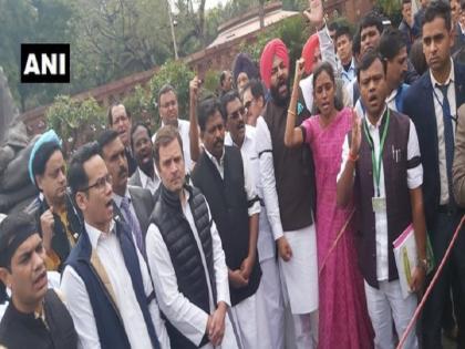 Rahul Gandhi and other Congress MPs protest Mahatma Gandhi statue at Parliament resignation Home Minister Amit Shah | Parliament Updates: काली पट्टी बांध संसद पहुंचे कांग्रेसी सांसद, राहुल गांधी की अगुवाई में प्रदर्शन, अमित शाह के इस्तीफे की मांग पर अड़े