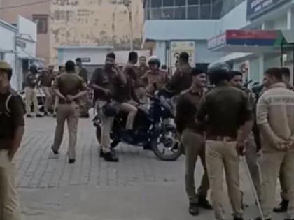 Uttar Pradesh Etah man dies in police station, 5 cops suspended | एटा में थाने में शख्स की मौत, पुलिस ने आत्महत्या बताया, पर परिवार ने पुलिसर्मियों पर लगाए आरोप Uttar Pradesh Etah man dies in police station, 5 cops suspended | एटा में थाने में शख्स की मौत, पुलिस ने आत्महत्या बताया, पर परिवार ने पुलिसर्मियों पर लगाए आरोप