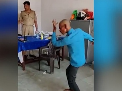 UP Ki Taja Khabar: Dance performed by young man inside police post, line in charge, watch video | उत्तर प्रदेश: पुलिस चौकी के अंदर युवक से गाने पर कराया डांस, प्रभारी लाइन हाजिर, देखें वीडियो