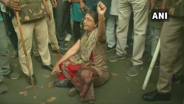 Madhya Pradesh Protest BJP office Bhopal police against Congress worker | Madhya Pradesh crisis: भोपाल में भाजपा दफ्तर के बाहर प्रदर्शन, कांग्रेस कार्यकर्ता के खिलाफ पुलिस ने लाठीचार्ज किया