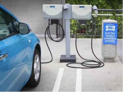 Modi Government mulls installing EV charging kiosks at around 69000 petrol pumps in country | मोदी सरकार की देश के 69000 पेट्रोल पंपों पर ईवी चार्जिंग कियोस्क लगाने की योजना