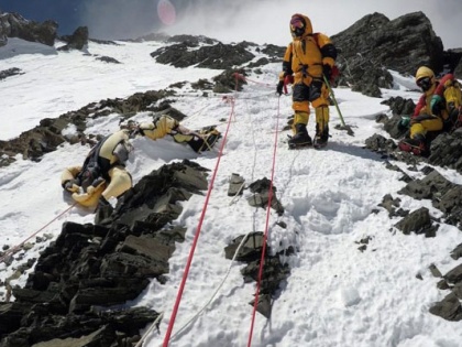 Nepal is considering limiting the number of climbers on Everest after death | मौतों के बाद एवरेस्ट पर पर्वतारोहियों की संख्या सीमित करने पर विचार कर रहा है नेपाल