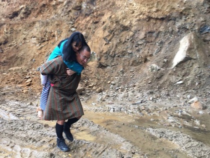 bhutan Former PM Tshering Tobgay and his wife photos viral on social media | जानिए-क्यों भूटान के पूर्व PM पत्नी को पीठ पर लादकर चलने लगे, वायरल हुई तस्वीर
