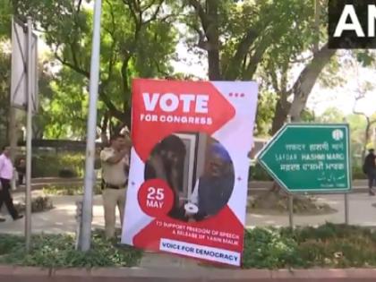 Watch Controversial posters of former PM Manmohan Singh put up in Delhi seen with Yasin Malik Police engaged in investigation | Watch: दिल्ली में लगे पूर्व पीएम मनमोहन सिंह के विवादित पोस्टर, यासीन मलिक के साथ आए नजर; जांच में जुटी पुलिस