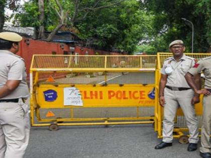 delhi retired scientist Shibu Singh elderly wife Nirmala hostage gunpoint in house robbed cash and jewellery worth about Rs 2 crore in Rohini's Prashant Vihar  | Delhi police: सर हम कूरियर बॉय है?, घर में घुसकर बंदूक की नोक पर बंधक बनाया, लूटे 20000000 रुपये, सेवानिवृत्त वैज्ञानिक और बुजुर्ग पत्नी के साथ...