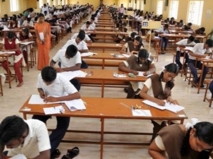 Mathematics question paper leak in Inter examination started in Bihar | बिहार में शुरु हुई इंटर की परीक्षा में गणित का प्रश्न पत्र लीक होने की चर्चा, जाँच में जुटे अधिकारी