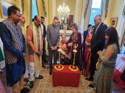 Texas Governor celebrates Diwali Indian-American community desi attire wishes PM Modi | टेक्सास के गवर्नर ने भारतीय-अमेरिकी समुदाय के साथ हिन्दुस्तानी लिबास में मनाई दिवाली, पीएम मोदी को दी शुभकामनाएं