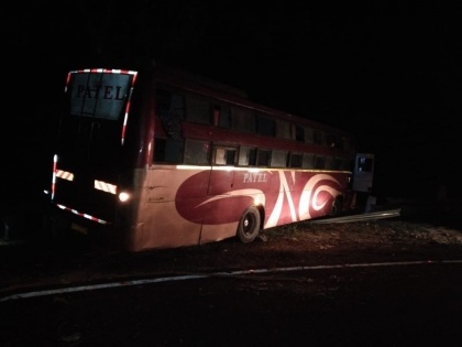 Odisha: A bus carrying stranded migrants from Surat to Odisha, overturne one died and another injured in the incident | ब्रेकिंग न्यूज: लॉकडाउन में फंसे मजदूरों को गुजरात से ओडिशा के लिए ले जा रही बस पलटी, एक की मौत, कई घायल