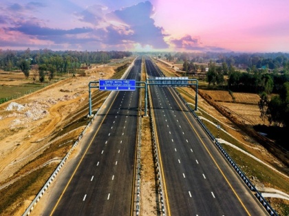 Delhi-Mumbai Expressway 2023 Delhi to Mumbai in just 12 hours as against 24 hours starting in December 2024 Drive speed 120 kmph eight-lane expressway | Delhi-Mumbai Expressway: 24 घंटे के मुकाबले महज 12 घंटे में पहुंचे दिल्ली से मुंबई, दिसंबर 2024 में शुरू, आठ लेन वाले एक्सप्रेस-वे पर 120 किमी प्रति घंटे की रफ्तार से गाड़ी दौड़ाएं!