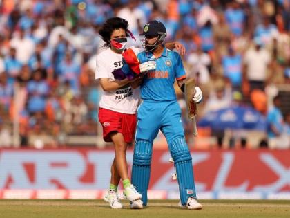 IND vs AUS Fan entered the field during the final match, tried to hug Kohli | IND vs AUS: फाइनल मैच के दौरान मैदान में घुसा फैन, कोहली को गले लगाने की कोशिश की