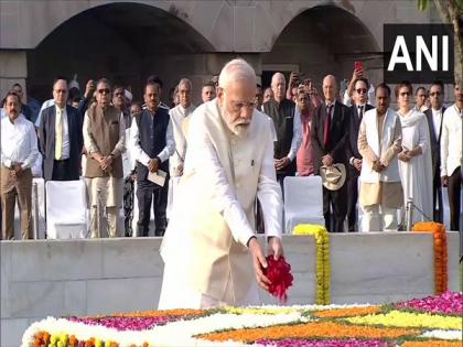 PM Modi Mallikarjun Kharge other leaders pay floral tributes to Mahatma Gandhi at Rajghat | Gandhi Jayanti 2023: राष्ट्रपति द्रौपदी मुर्मू और पीएम मोदी सहित तमाम नेताओं ने महात्मा गांधी को दी श्रद्धांजलि, देखें वीडियो