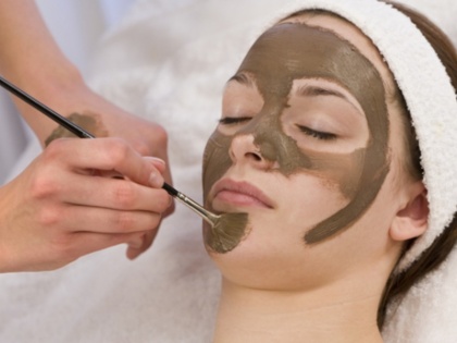 Winter Skin Care: Herbal facial to get naturally glowing skin in winters | सर्दी में बेजान स्किन को नेचुरल ग्लो देगा हर्बल फेशियल, 5 आसान स्टेप्स में घर पर ही करें