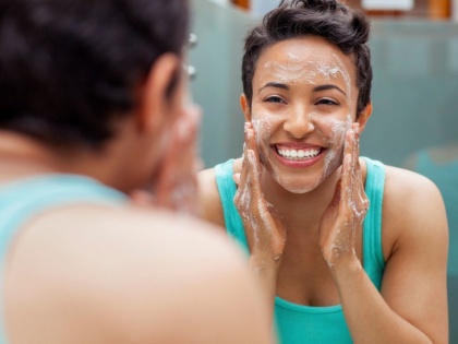 wash your face with natural things, natural facewash for skin | साबुन और फेसवॉश नहीं बल्कि इन 5 नेचुरल तरीकों से धुलें अपना चेहरा, आ जाएगा ग्लो