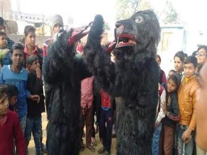 Facing monkey menace villagers get up at face ‘bear’ it in uttar pradesh | यूपी: बंदरों के आंतक से परेशान, भालू की ड्रेस पहनकर गांव-गांव घूम रहे हैं लोग