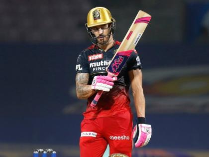 IPL 2022 rcb capt Faf du Plessis 64 balls 96 runs 11 fours 2 sixes virat kohli 0 anuj rawat 4 runs | IPL 2022: फिर 96 पर अटके कप्तान फाफ, 64 बॉल, 96 रन, 11 चौका और 2 छक्का, कोहली और रावत पहले ओवर में OUT