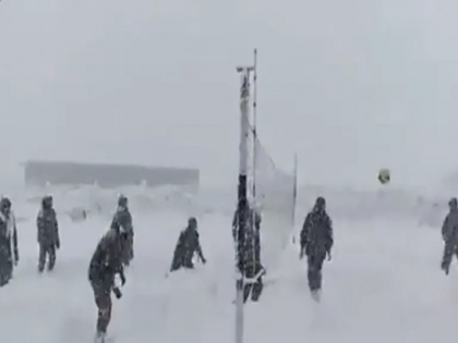 news indian army jawans play volleyball in huge snowfall viral video attract social media user to comments | Trending Video: भारी बर्फबारी के बीच बर्फीले मैदान में जवानों ने खेला वॉलीबॉल, वायरल वीडियो देख सोशल मीडिया यूजर ने कह दी यह बात
