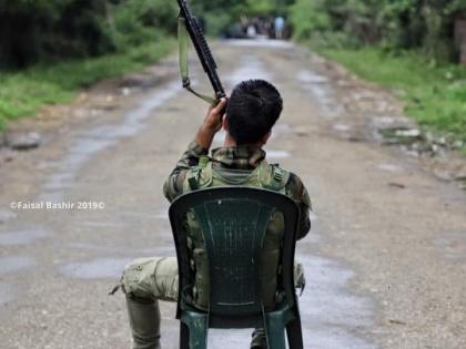 truth behind this viral picture of the Indian soldier from Kashmir | कश्मीरः भारतीय सैनिक की इस वायरल तस्वीर के पीछे की पूरी कहानी, फोटोग्राफर की जुबानी!