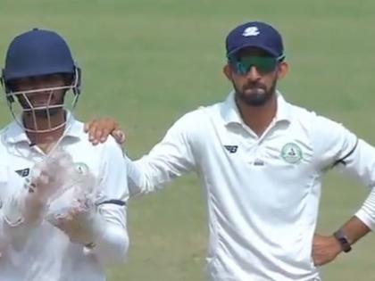 विदर्भ के कप्तान <a href='https://www.lokmatnews.in/topics/faiz-fazal/'>फैज फजल</a> साथी खिलाड़ी के साथ बाजू पर काली पट्टी बांधे हुए