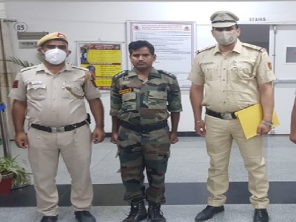 Delhi police arrested a fake army officer in greater kailash pakistan trapped him in honeytrap | लड़कियों को लुभाने के लिए स्कूल का गार्ड बना फर्जी आर्मी अधिकारी, पाकिस्तान ने सेना का कैप्टन समझकर हनीट्रैप में फंसाया