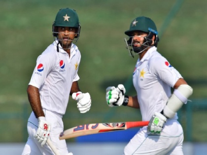 pakistan in control vs australia 2nd test abu dhabi day 2 report pak lead increase by 281 runs | PAK Vs AUS: अब्बास के 'पंच' के बाद फखर जमान और अजहर अली के अर्धशतक से ऑस्ट्रेलिया मुसीबत में