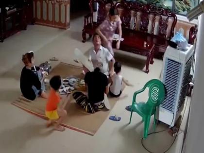 ceiling fan fell on the child head during family eating dinner in the house what happened next watch shocking videos | घर पर बैठकर खाना खा रहा था परिवार, तभी बच्चे के ऊपर गिरा पंखा फिर हुआ ऐसा, वीडियो वायरल