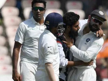Case filed against fan who breaches security to take selfie with Kohli in Hyderabad | Ind vs Win: मुश्किल में फंसा कोहली के साथ सेल्फी लेने वाला फैन, ग्राउंड के बीच जाकर लगाया था गले