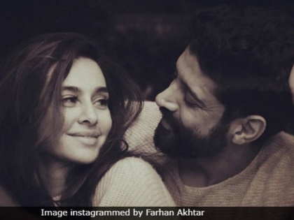 farhan akhtar and shibani dandeker is engaged | फरहान अख्तर ने गर्लफ्रेंड शिबानी संग की सगाई, ये खास फोटो दे रही है सबूत!