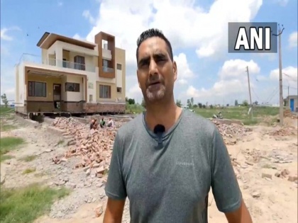 A farmer in Punjab's Sangrur is moving his 2-storey house 500 feet away from its existing place | पंजाब: बिना तोड़े अपने मूल स्थान से 500 फीट खिसकाया जा रहा है दो मंजिला घर, देखें वीडियो