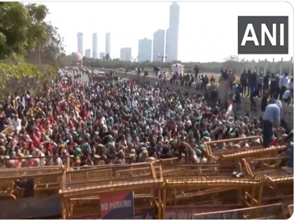 Farmer Protest: Hundreds of farmers marching to Delhi were stopped under the Mahamaya flyover, heavy security deployed around the Delhi-UP border, jammed | Farmer Protest: दिल्ली कूच कर रहे सैकड़ों किसानों को महामाया फ्लाईओवर के नीचे रोका गया, दिल्ली-यूपी बॉर्डर के आसपास भारी सुरक्षा तैनात, लगा जाम