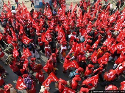 Thousands of farmers from all over the country in Ramleela Maidan, said - No Ayodhya, Debt Waiver Farmer | रामलीला मैदान में देश भर से जुटे हजारों किसान, कहा - अयोध्या नहीं, कर्ज माफी किसान