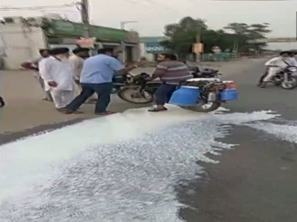 Farmers spill milk on the road during their 10 days protest | हड़तालः गुस्साए किसानों ने सड़कों पर फेंकी सब्जिया और फल, व्यापारियों का फैलाया दूध