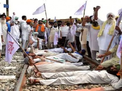 Farmers' rail stop movement Protests Punjab intensified 200 loaded goods trains stranded power plants  | किसानों के रेल रोको आंदोलनः पंजाब में विरोध तेज, 200 से अधिक लदी हुई मालगाड़ियां फंसीं, बिजली संयंत्र बंद होने की कगार पर