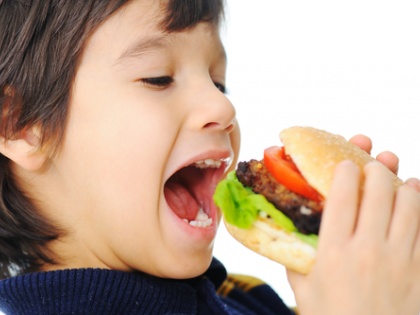 simple ways to keep your child away from junk food | पेरेंट्स इस एक आदत में कर ले सुधार, बच्चे हमेशा के लिए छोड़ देंगे फास्ट फूड
