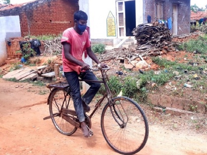 father cycling 300 km for taking medicine for his son | बेटे की दवा के लिए मजदूर ने किया 300 किमी का सफर, तपती धूप में भूखे पेट चलाई साइकिल