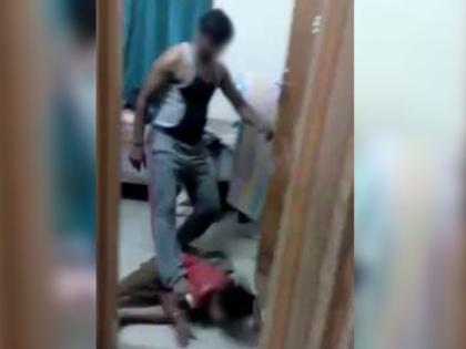 story father beats child brutally watch video | पिता ने बेरहमी से की 10 साल के बेटे की पिटाई, मां ने बनाया रूह कंपाने वाला वीडियो story father beats child brutally watch video | पिता ने बेरहमी से की 10 साल के बेटे की पिटाई, मां ने बनाया रूह कंपाने वाला वीडियो