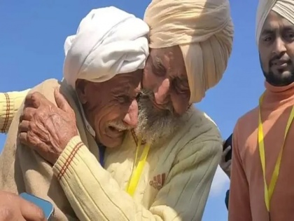 news two brothers from india pakistan reunite after 74 years of gap cried by hugging each other video viral | Video Viral: 74 साल बाद जब मिले दो भाई तो पहले लगे गले, फिर फूट-फूट कर रोए; जानें भारत-पाक बंटवारे के समय बिछड़े भाइयों की पूरी कहानी