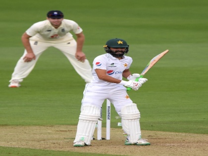 England vs Pakistan, 2nd Test: Fawad Alam makes comeback after 11 years, out for duck | ENG vs PAK: फवाद आलम 11 साल बाद वापसी करते हुए डक पर लौटे, अनोखे बैटिंग स्टांस की वजह से सोशल मीडिया में छाए