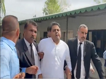 PTI leader Fawad Chaudhry spotted running back into IHC amid fear of re-arrest despite bail approval | पाकिस्तान: PTI नेता फवाद चौधरी जमानत मंजूर होने के बावजूद दोबारा गिरफ्तारी के डर से भागते नजर आए, Watch