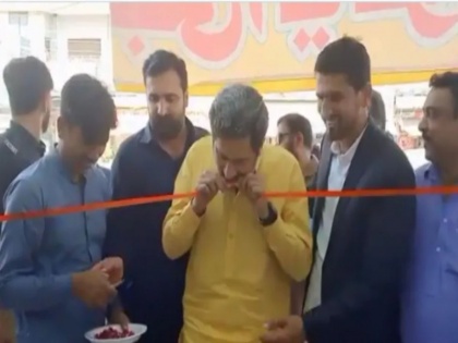 pakistan minister fayaz ul hassan chohan cutting ribbon from teeths funny video goes viral | कैंची से नहीं कटा रिबन, तो पाकिस्तान मंत्री ने दांतों से ही काटा डाला, वीडियो वायरल
