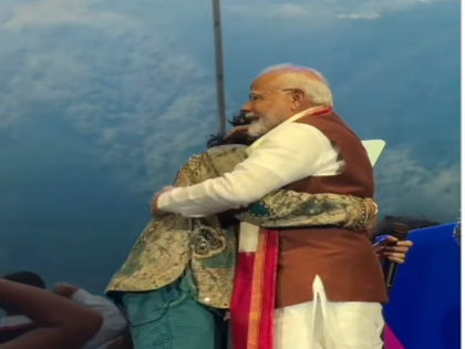 Video PM Narendra Modi hugs rapper Hanumankind and Khalasi fame Aditya Gadhvi at 'Modi aur America' event | वीडियो: प्रधानमंत्री नरेंद्र मोदी ने रैपर हनुमानकाइंड और खलासी फेम आदित्य गढ़वी को गले लगाया, 'मोदी और अमेरिका' कार्यक्रम में हुए शामिल